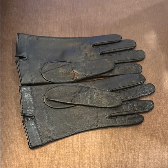 GUCCI Elegant Black Leather Gloves with Crystal Embellishments - Picture 2 of 7